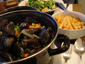 mejillones con patatas fritas