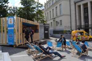 Un improvisada oficina de turismo con tumbonas incluidas en el Mont des Arts