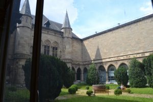 El patio del claustro medieval