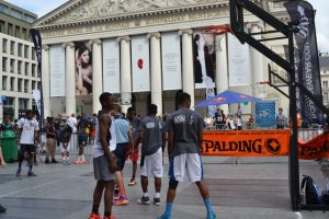 Pistas de baloncesto improvisadas delante del Teatro de la Monnai