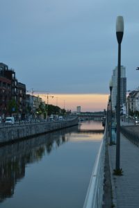 El canal de Bruselas al atardecer