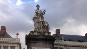 Estatua de la libertad con león belga