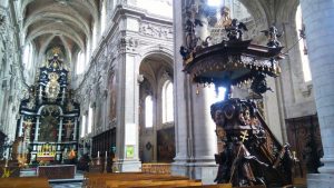 Interior de la basílica