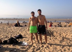 Ciclistas en playa de Ostende