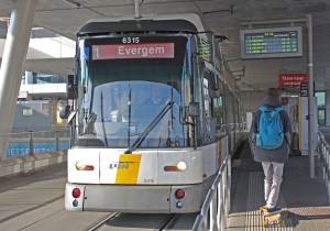 Tranvía dirección al centro desde la parada de Sint-Pieters