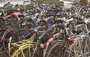 En Koningin Maria Hendrikaplein, frente a la estación de Sint-Pieters, encontraréis varias bicis abandonadas