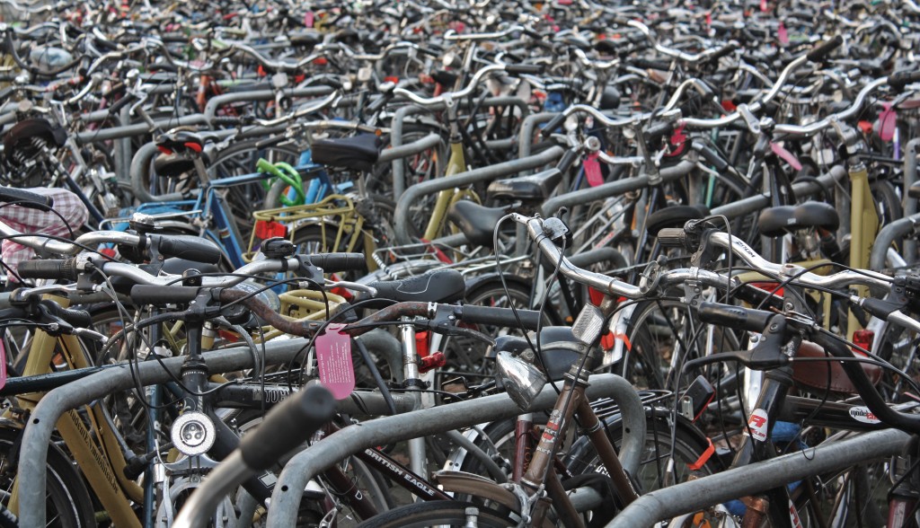 Avenidas llenas de bicicletas en las que, a menudo, es difícil encontrar la tuya. Una estampa habitual en Gante. Esta foto es de Koningin Astridlaan (cerca de la estación de Sint-Pieters)