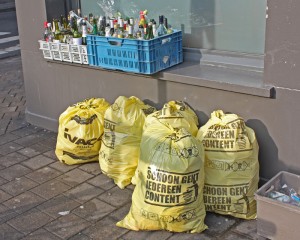 Deja la basura fuera de casa la noche anterior y pasaran a recogerla en algún momento durante el día