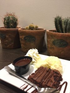 brownie con chocolate helado y nata