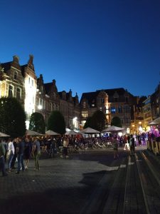 IMG 20190615 225535 225x300 Oude Markt, la barra de...