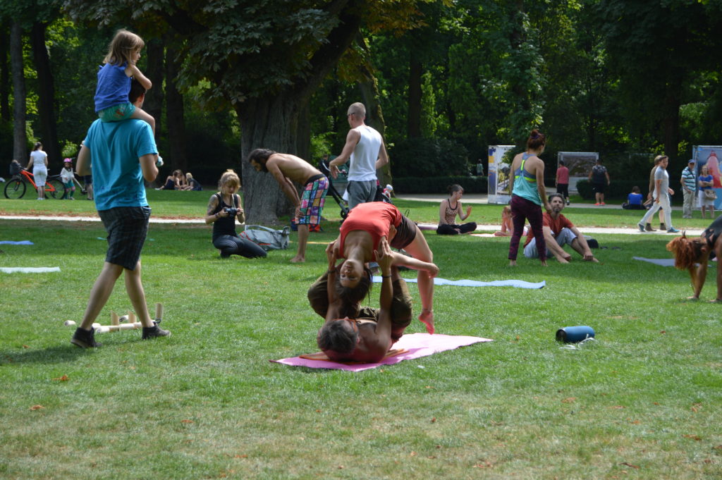 Una pareja practica acroyoga en el Parc del Cinquentenaire