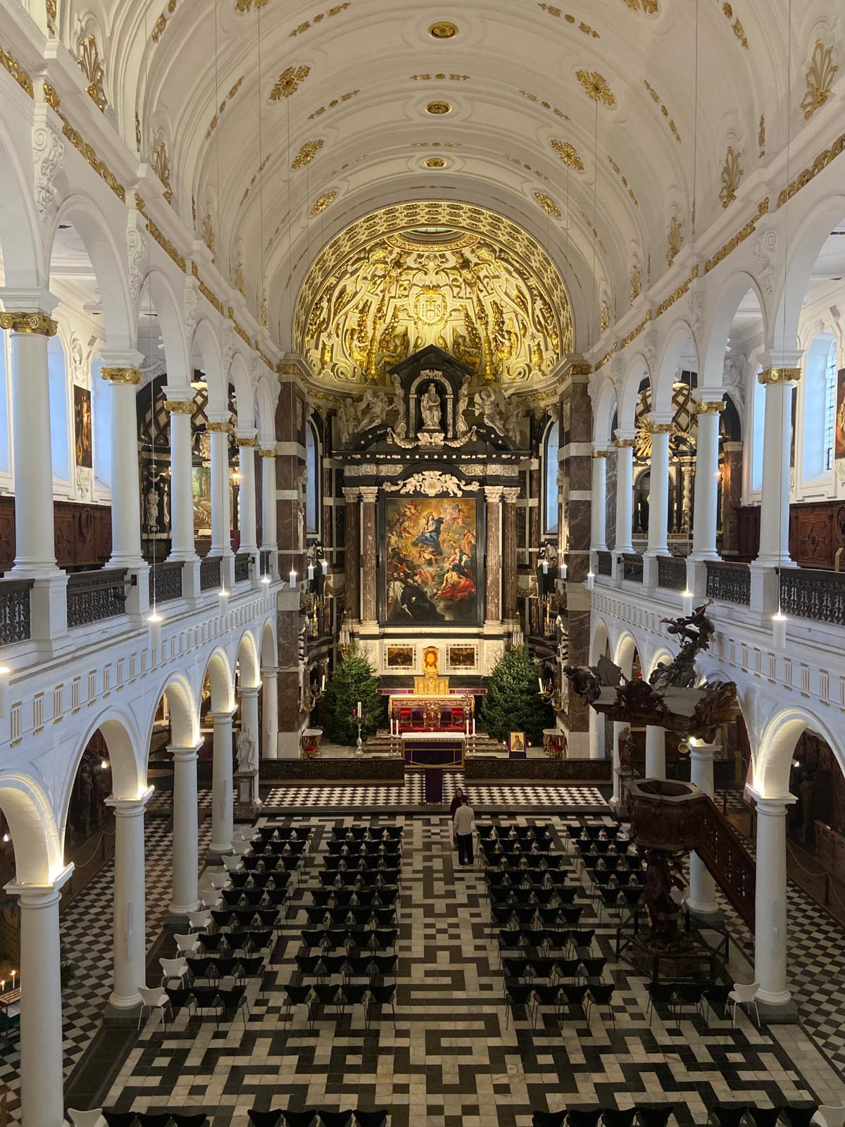 Qué ver en Amberes Catedral de Nuestra Senora vs. Iglesia de San Carlos Borromeo. ¿Que templo barroco te sorprendera mas 3