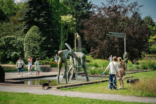 🎂 🎨 ¡Celebra 75 años de arte y naturaleza en el Middelheimmuseum! Con motivo de su 75 aniversario, el emblemático museo al aire libre de Amberes celebra el próximo 17 de mayo una gran fiesta inaugural. 🎉 Desde ese mismo día hasta septiembre, el Middelheimmuseum ofrecerá una programación especial: exposiciones renovadas, rutas literarias, talleres de arte, experiencias interactivas y mucho más 🖌️🖼️ ¿Te animas a explorar esculturas icónicas, escuchar historias literarias entre los  arboles y descubrir cómo artistas de diversas épocas han explorado la relación entre el ser humano y la naturaleza?  © Tom Cornille  #flandes #belgica #turismoflandesybruselas
#Middelheimmuseum