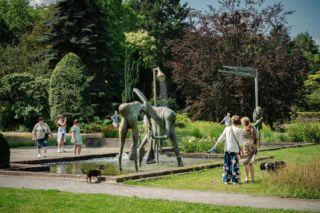 🎂 🎨 ¡Celebra 75 años de arte y naturaleza en el Middelheimmuseum! Con motivo de su 75 aniversario, el emblemático museo al aire libre de Amberes celebra el próximo 17 de mayo una gran fiesta inaugural. 🎉 Desde ese mismo día hasta septiembre, el Middelheimmuseum ofrecerá una programación especial: exposiciones renovadas, rutas literarias, talleres de arte, experiencias interactivas y mucho más 🖌️🖼️ ¿Te animas a explorar esculturas icónicas, escuchar historias literarias entre los  arboles y descubrir cómo artistas de diversas épocas han explorado la relación entre el ser humano y la naturaleza?  © Tom Cornille  #flandes #belgica #turismoflandesybruselas
#Middelheimmuseum